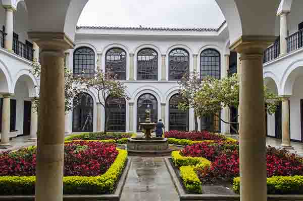 30 - Colombia - Bogota - museo Botero - patio interior